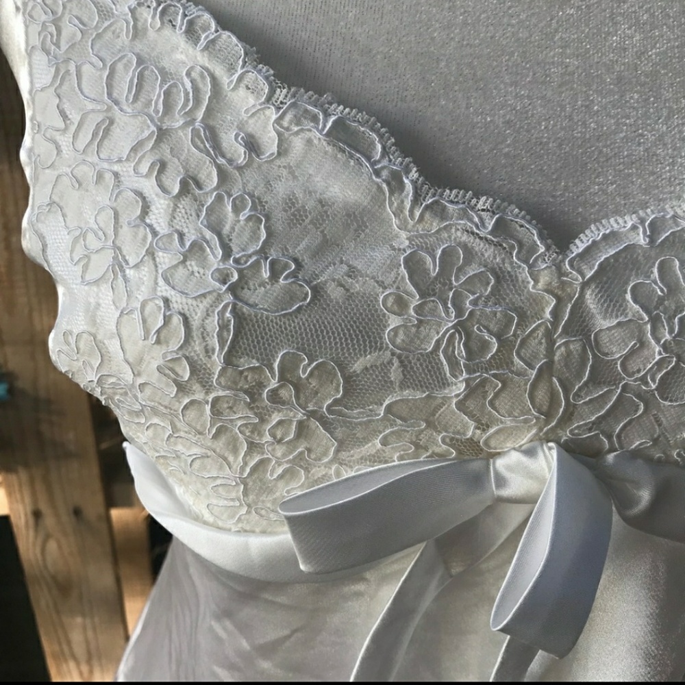 White Jones New York nightgown/robe